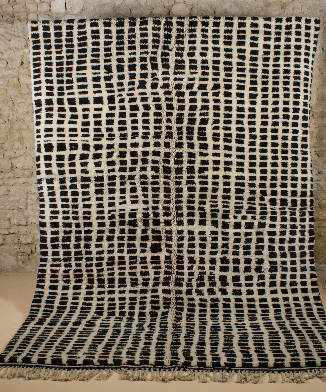 Grand Tapis Beni M'rirt Noir à Damier Noir et Blanc