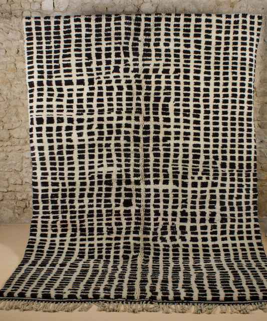 Grand Tapis Beni M'rirt Noir à Damier Noir et Blanc