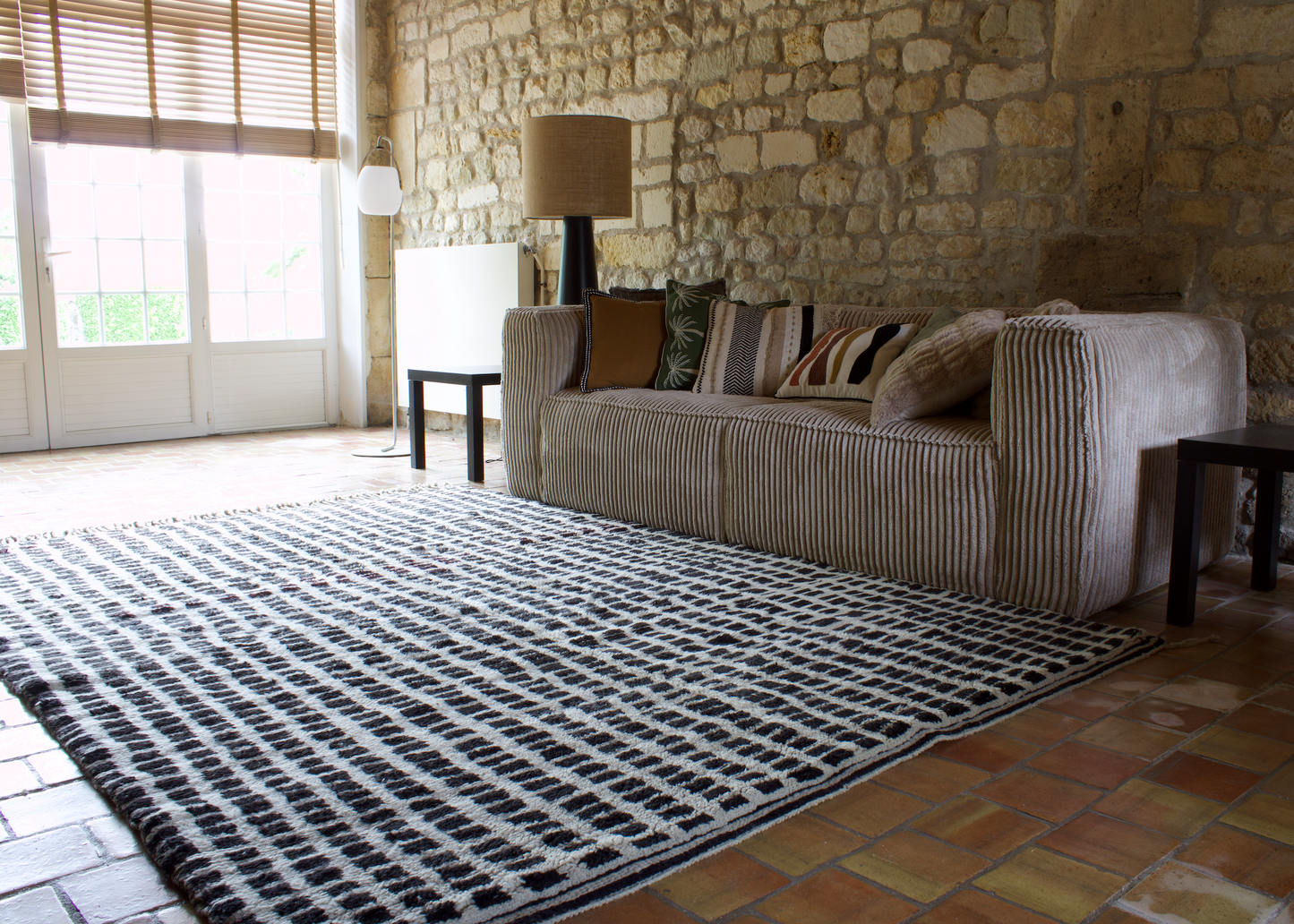 Grand Tapis Beni M'rirt Noir à Damier Noir et Blanc