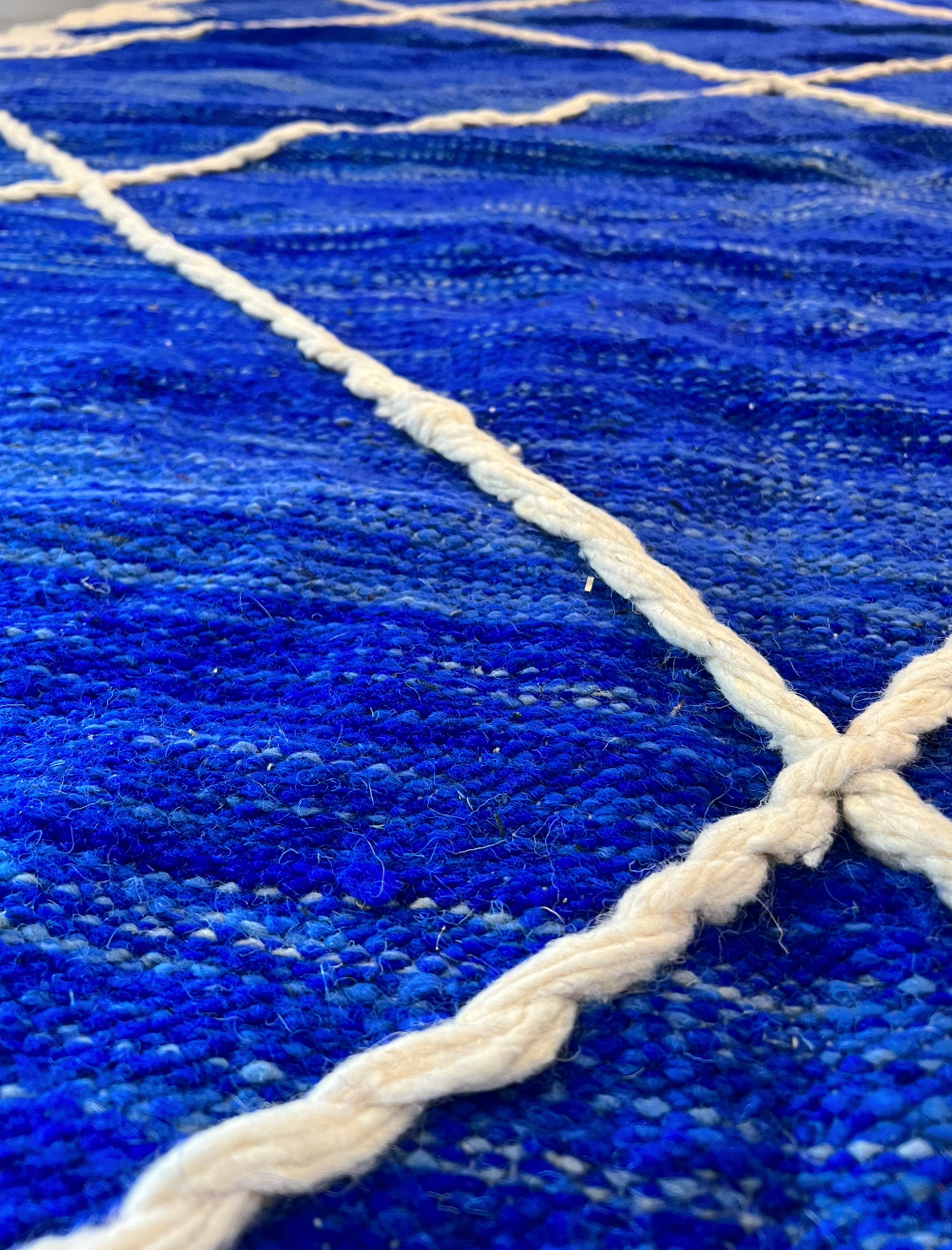 Tapis Kilim Zanafi Bleu – Motif Losanges en Corde Blanche (3x2m)