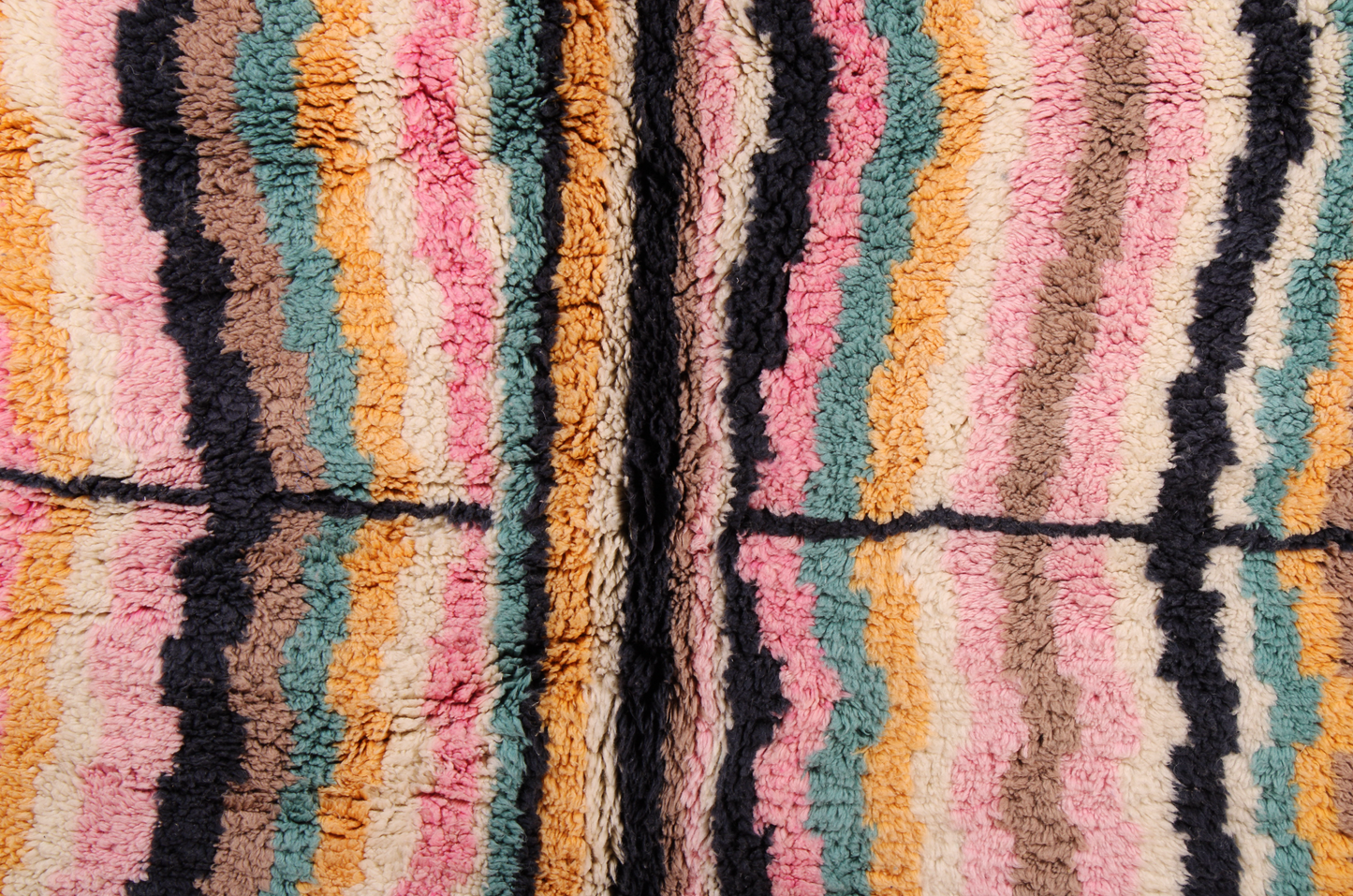 Tapis Beni Ouarain aux Ondulations Multicolores - Artisanal et Unique