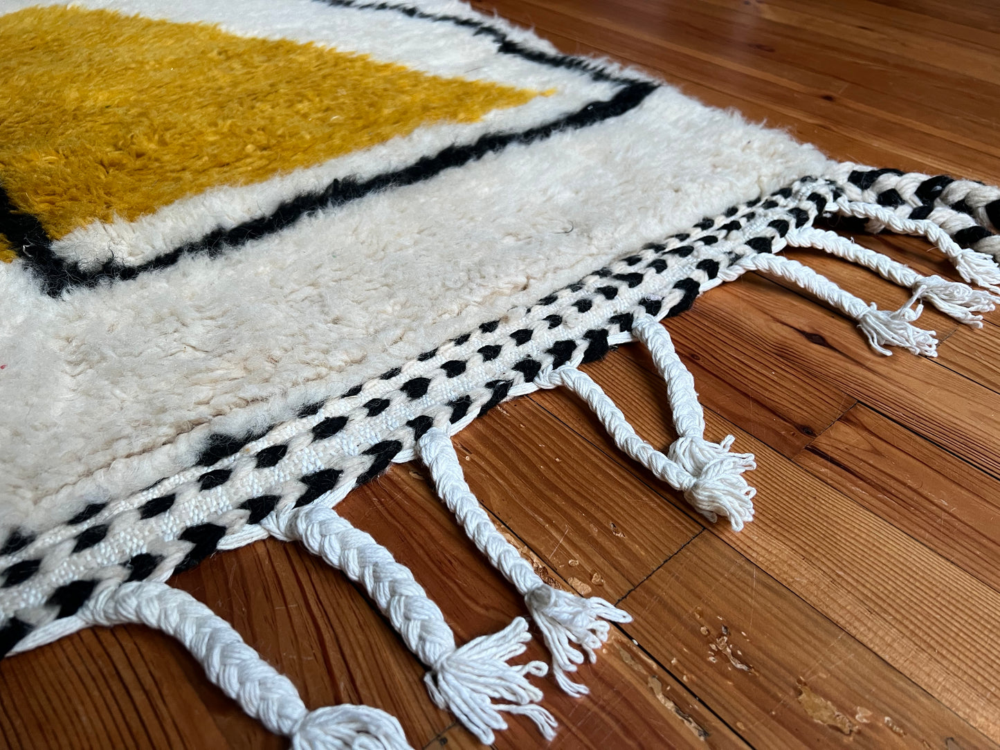 Tapis Beni Ouarain berbère en laine – Design graphique contemporain
