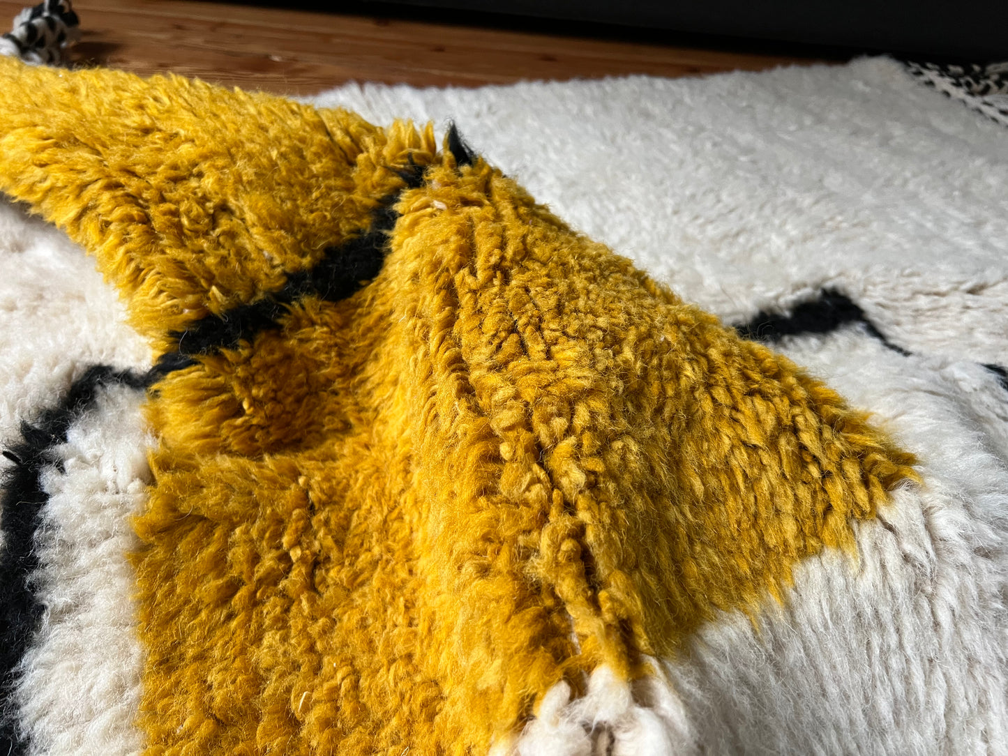 Tapis Beni Ouarain berbère en laine – Design graphique contemporain